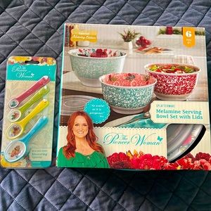 Pioneer Woman serving bowls and set of measuring spoons